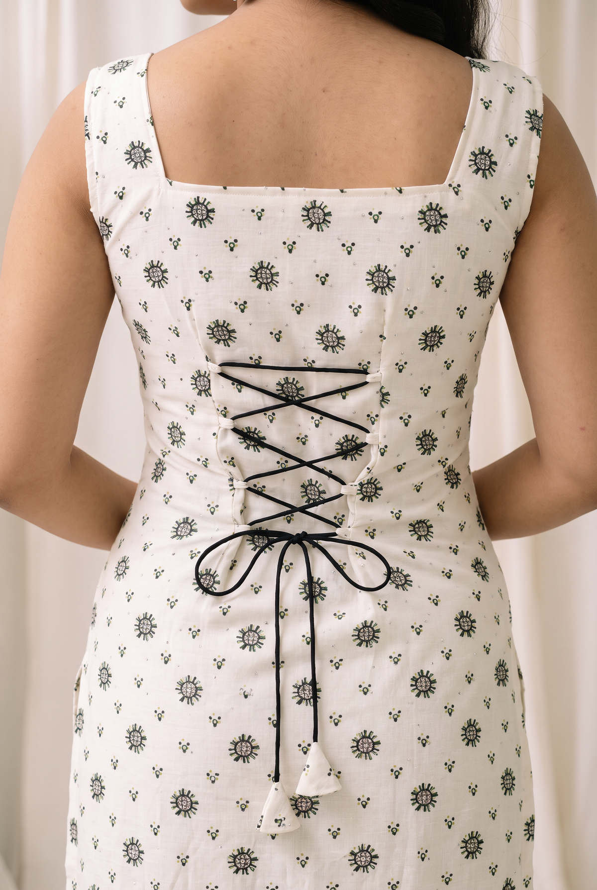 Aarohi Folk Muse Kurti – (Ivory & Ink)