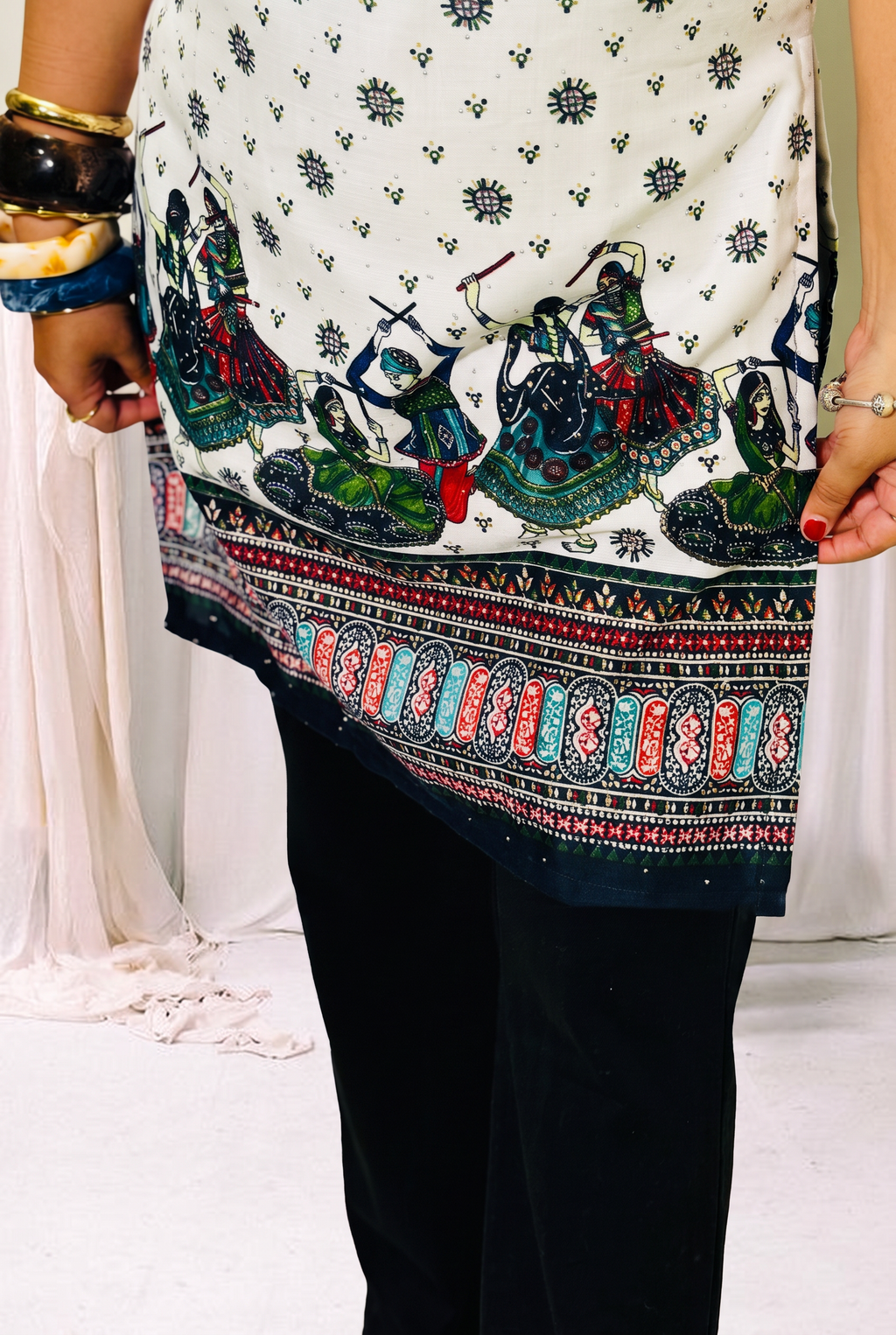 Aarohi Folk Muse Kurti – (Ivory & Ink)