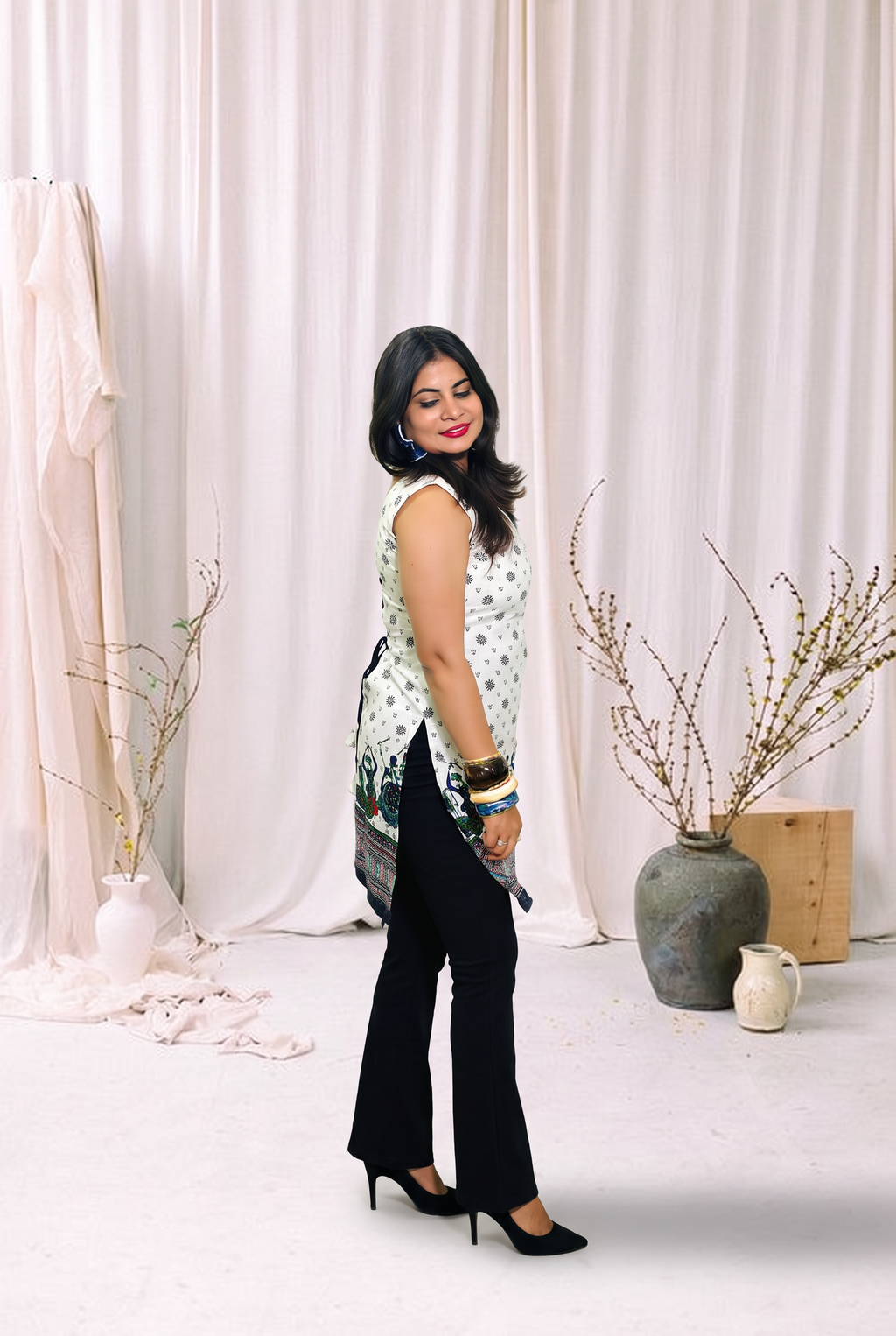 Aarohi Folk Muse Kurti – (Ivory & Ink)